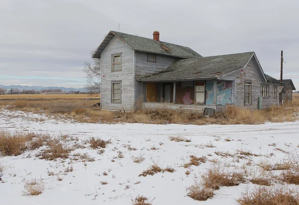 Una vecchia casa colonica in un campo del Colorado . — Foto Stock