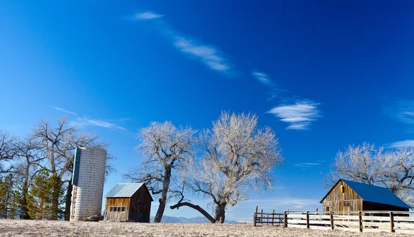 Rancho rústico en la pradera de Colorado — Foto de Stock