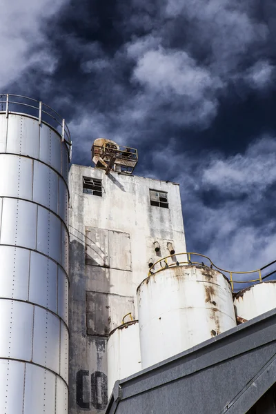 Tahıl silosu dramatik gökyüzü — Stok fotoğraf