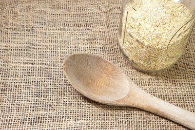 tahta kaşık üzerinde Quinoa.