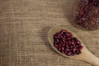 mason kavanoza dökülmesini kuru fasulye.