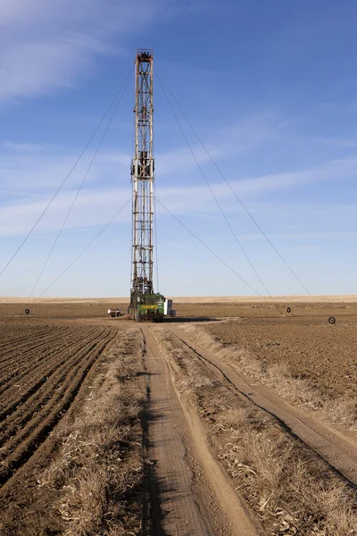 Fracking 콜로라도 농장 필드에 드릴링. — 스톡 사진