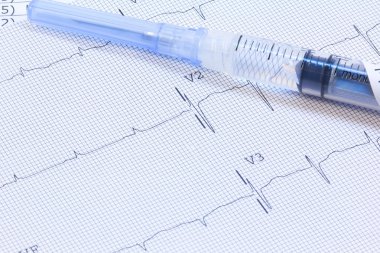tıbbi şırınga ve ekg grafiği