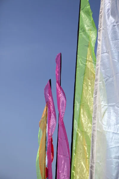 Bandiere multicolori a un festival sulla spiaggia — Foto Stock