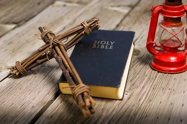 Biblia y cruz de madera — Foto de Stock