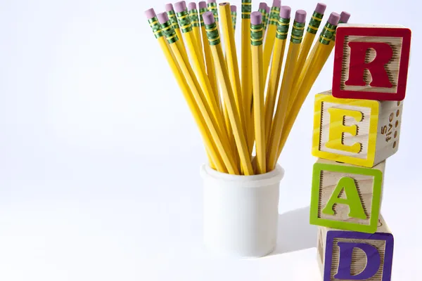 Houten blokken met gele potloden voor back to school — Stockfoto