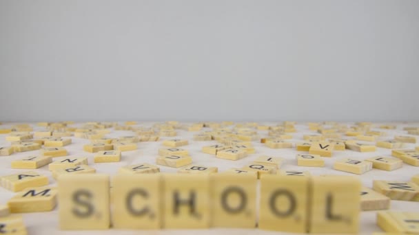 School Słowo Listach Scrabble Litery Scrabble Rozrzucone Białym Stole Ładna — Wideo stockowe