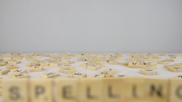 Escribir Palabra Letras Scrabble Letras Scrabble Esparcidas Una Mesa Blanca — Vídeos de Stock