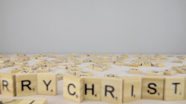 Vrolijk Kerstwoord Krabbelbrieven Scrabble Letters Verspreid Een Witte Tafel Mooie — Stockvideo