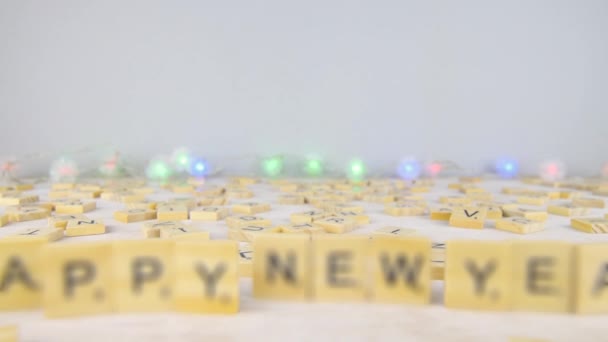 Feliz Año Nuevo Palabra Letras Scrabble Esparcida Una Mesa Blanca — Vídeos de Stock