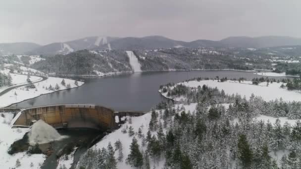 Ein Damm See Winterschnee Boden Drohnenschuss — Stockvideo