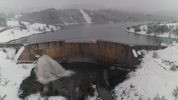 一个泄洪的大坝打开了湖中的冬雪空中无人驾驶飞机射击 — 图库视频影像