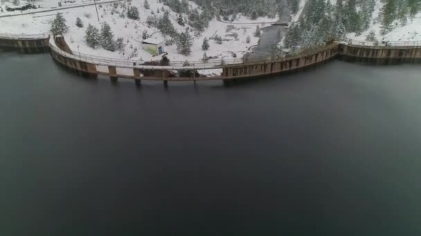 Vuelo Sobre Presa Derrame Abierto Agua Invierno Nieve — Vídeos de Stock