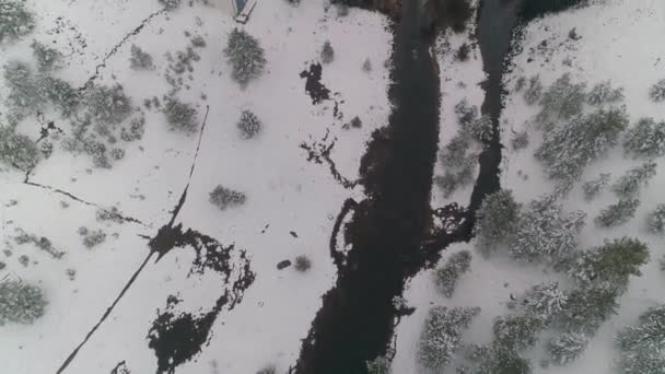 Ein Damm Der Auf Einem See Austritt Winter Schnee Luftaufnahme — Stockvideo