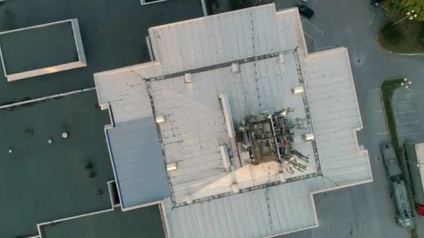 Мобільні Антени Даху Зверху Вниз Повітряний Безпілотник Постріл Спускається — стокове відео