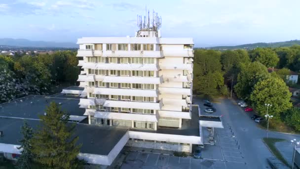 Pájaros Volando Alrededor Construcción Aterrizando Ventanas Serbia Aves Volando Cerca — Vídeos de Stock