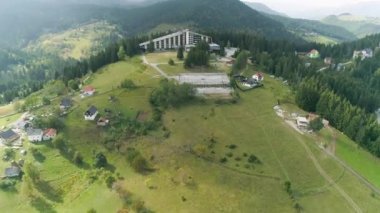 Zlatar Dağı 'ndaki terk edilmiş otel Sırbistan Ormanı ve Kameranın etrafındaki tarlalar yaklaşıyor