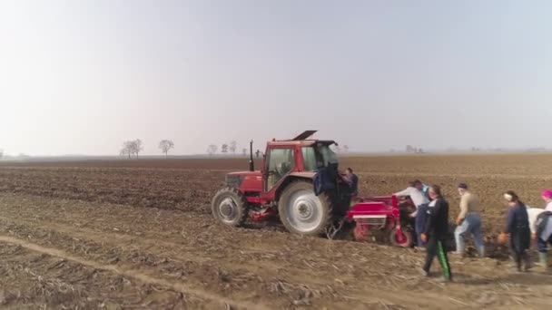 Ludzie Spacerujący Ciągnikiem Wykonujący Pracę Rolniczą Wznosząca Się Kamera — Wideo stockowe