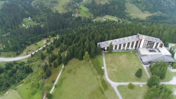 Hotel Abandonado Pico Montaña Zlatar Serbia Bosque Campos Alrededor Camara — Vídeos de Stock