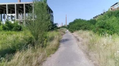Terk edilmiş fabrika kompleksi Viskoza Loznica Sırbistan 'daki yürüyüş yolu alçak insansız hava aracı atışı. Terk edilmiş bir kimya fabrikasının şehir keşfi. Doğa ele geçirir..