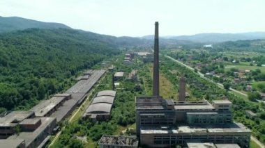 Terk edilmiş Viskoza Loznica Sırbistan Baca Fabrikası. Terk edilmiş bir kimya fabrikasının şehir keşfi. Doğa ele geçirir..