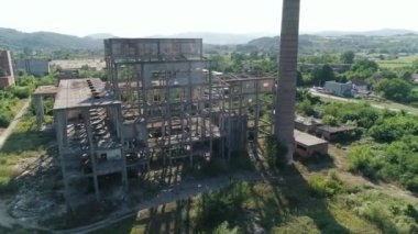 Loznica Sırbistan 'daki terk edilmiş fabrika binasının dışında hava aracı yörüngede. Terk edilmiş bir kimya fabrikasının şehir keşfi. Doğa ele geçirir..