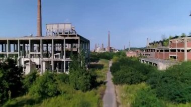 Loznica Sırbistan 'daki terk edilmiş Viskoza fabrikası hava aracı yükseliyor. Terk edilmiş bir kimya fabrikasının şehir keşfi. Doğa ele geçirir..