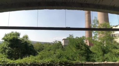 Loznica Sırbistan 02 'deki terk edilmiş kimya fabrikası Viskoza' nın pencerelerinden bak. Terk edilmiş bir kimya fabrikasının şehir keşfi. Doğa ele geçirir..