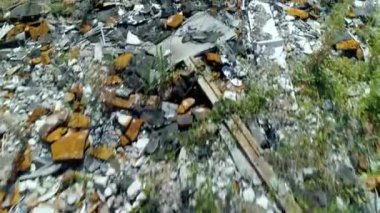 Terk edilmiş fabrika zeminini yağmalamış. Kırık tuğlalar. Terk edilmiş bir kimya fabrikasının şehir keşfi. Doğa ele geçirir..