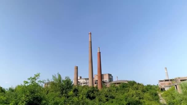 Schoorstenen Van Een Verlaten Fabriek Viskoza Loznica Servië Wolkenloze Dag — Stockvideo