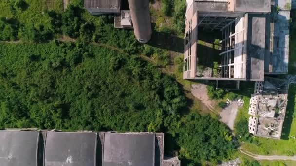 放棄された工場Viskozaトップダウン空中ドローンは煙突やホールを撮影しました 放棄された場所の化学工場の都市探査 自然が引き継ぐ — ストック動画