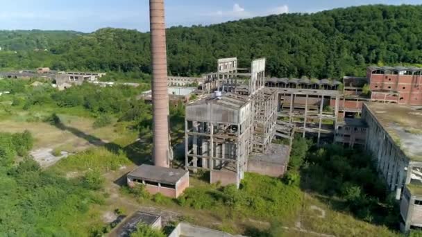 Exterior Abandonado Salão Fábrica Loznica Sérvia Chaminés Drone Aéreo Tiro — Vídeo de Stock