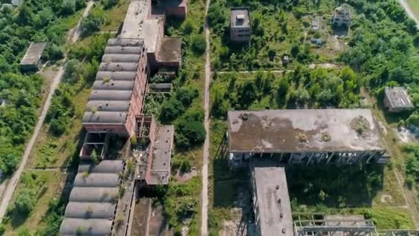 在Loznica的Viskoza废弃工厂塞尔维亚无人驾驶飞机在阳光灿烂的日子里发射了炮弹 城市探索的一个废弃的地方化工厂 大自然接管了一切 — 图库视频影像