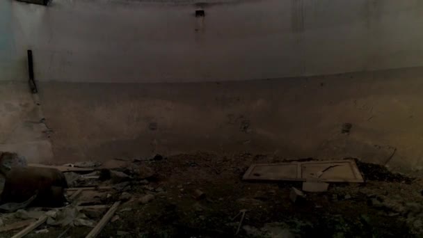 废弃工厂拱窗中的化学浴池 城市探索的一个废弃的地方化工厂 大自然接管了一切 — 图库视频影像
