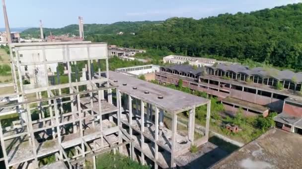 塞尔维亚Loznica外被遗弃的工厂大厅飞越Chimneys无人驾驶飞机发射了03枚炮弹 城市探索的一个废弃的地方化工厂 大自然接管了一切 — 图库视频影像