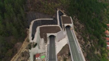 Otoyol tünele giriyor, Hill. Tünelden çıkan yol. Otoyol tünele giriyor, Hill. Tünelden çıkan yol. Sırbistan 'da hava aracı atışı. Yan kesimler.