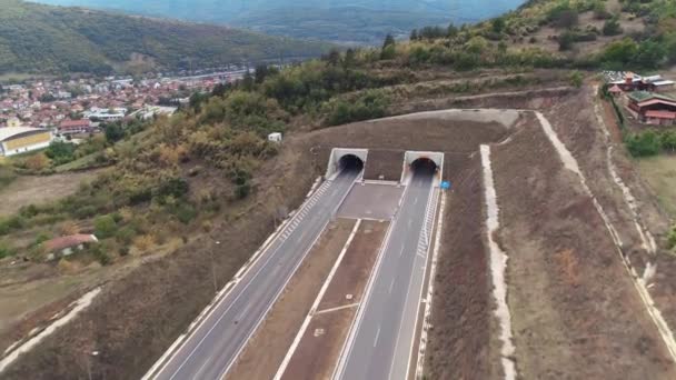 Autopista Entrando Túnel Pueblo Detrás Camino Saliendo Del Túnel Autopista — Vídeo de stock