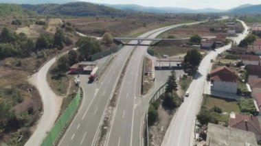Otoyol üzerinde uçuş. Trafik az. Üstgeçit, uzaktan kumandalı araç geçiyor. Sırbistan 'ın Pirot kenti yakınlarındaki otoban üzerinde alçak uçuş. Üstgeçit, yükseltilmiş yol.