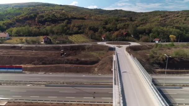Autostrada Strzał Drona Przejeżdżająca Ciężarówka Kamera Porusza Się Równolegle Ciężarówka — Wideo stockowe