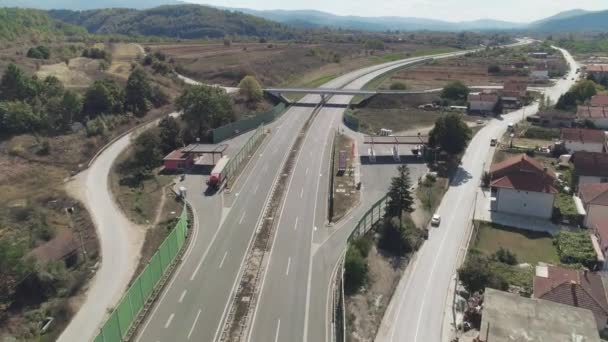 Survol Autoroute Faible Trafic Passerelle Camion Tir Drone Passant Vol — Video