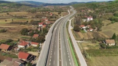 Güneydoğu Avrupa 'da otoyol trafiği düşük. Hava aracı İHA 'yı vurdu. Sırbistan 'da bir karayolu üzerinde uçan kamera, düşük trafik. İyi uçuştu, uzak ihtimal..