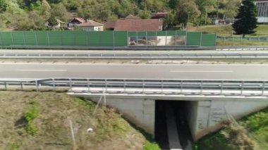 Şeffaf otoyol gürültüsü bariyerleri çevre çitleri paralel uçuş dronu atışı