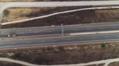 Ortopedinin aşağısındaki otoyolun tepesinde düşük trafik vardı.