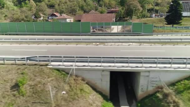 Trasparente Autostrada Barriere Acustiche Ambiente Recinzione Volo Parallelo Drone Colpo — Video Stock