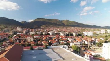 Güneydoğu Avrupa 'daki İHA kasabası Sırbistan' ın Vranje kentinde kırmızı çatılar vurdu. Vranje, Sırbistan 'da bir kasaba. Kırmızı çatılar, binalar, sokaklar. Arka planda dağlar. Kentsel alan, hava aracı görüntüsü..