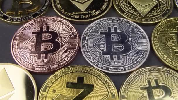 Crypto Monedas Mesa Negra Oro Plata Bronce Bitcoin Ethereum Zcash — Vídeo de stock