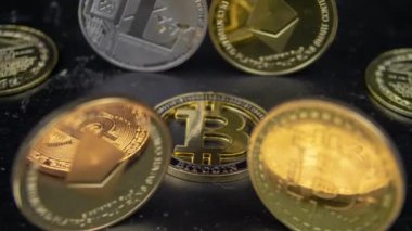 Siyah masadaki kripto paralar Altın gümüş bronz Ethereum Zcash Litecoin