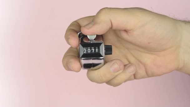 Penghitung Tangan Menghitung Tangan Empat Digit Analog Tangan Memicu Counter — Stok Video