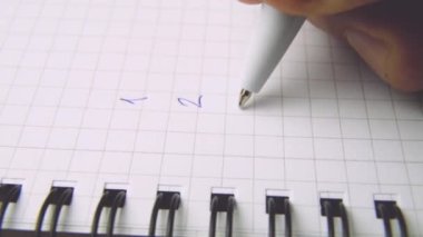 Not defterine tükenmez kalem biro yazma numaraları. Damalı kağıda 1-10 rakamlarını elle yazma. Makro atış. Yapılacaklar listesi, düzenli rutin.