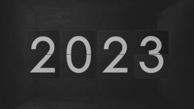 Saat 2021 'den 2022' ye, 2029 'a kadar değişiyor. Karanlık uzay kutusu. Mekanik saat 2022 'den 2023' e, 2024 'e, 2025' e, 2026 'ya, 2027' ye, 2028 'den 2029' a karanlık bir boşlukta döner. Antika aygıt steampunk takvimi. Mutlu yıllar.!